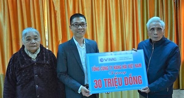 Tổng công ty Hàng hải Việt Nam cùng Báo Tiền Phong trao quà cho cựu TNXP tại Nghệ An