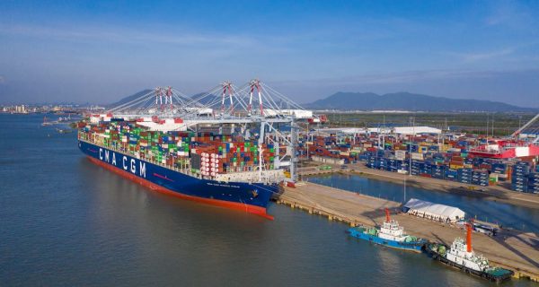 Tàu “khủng” liên tiếp cập cảng biển Việt Nam, doanh nghiệp hưởng lợi gì?
