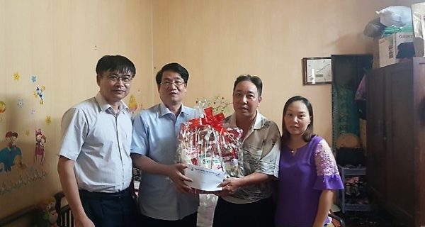 Tháng Công nhân năm 2019: Thăm, tặng quà công nhân lao động có hoàn cảnh khó khăn khối Vận tải biển khu vực Hải Phòng