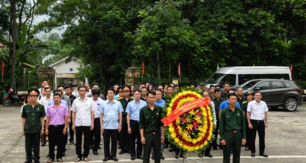 Tổng công ty Hàng hải Việt Nam về thăm và dâng hương tưởng niệm tại nghĩa trang quốc gia Vị Xuyên