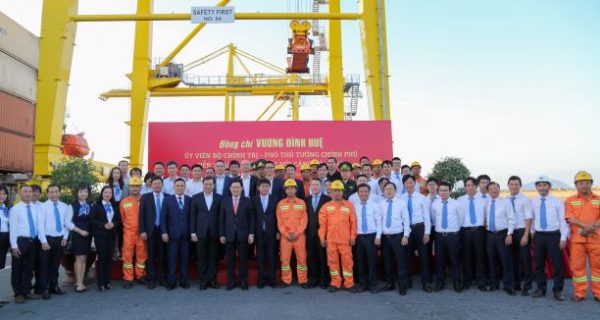 Deputy Prime Minister Vuong Dinh Hue visited and presented gifts to employees of Tien Sa Port – Da Nang