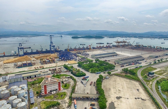 Cảng Cái Lân nằm trong vùng vịnh kín, luồng vào cảng ít bị sa bồi, mực nước sâu trước bến -13m