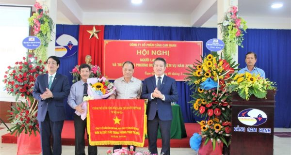 Cảng Cam Ranh đón nhận cờ thi đua của Chính phủ