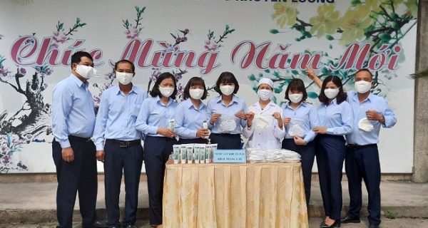 Khuyen Luong Port provides free of charge nearly 1,000  masks to anti-epidemic of Covid-19