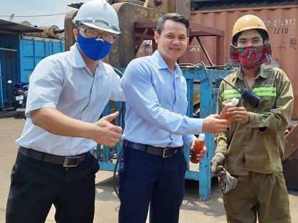 Tháng Công nhân năm 2020: Cảng Sài Gòn phát nước mát hỗ trợ người lao động làm việc