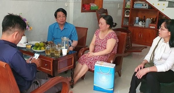 Công đoàn Hàng hải Việt Nam tặng quà con công nhân bị nhiễm dioxin