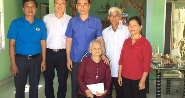 Công đoàn Tổng Công ty Hàng hải Việt Nam thăm Mẹ Việt Nam Anh hùng