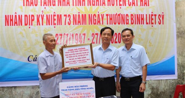 Cảng Hải Phòng trao tặng 60 triệu đồng xây nhà tình nghĩa cho gia đình thương binh thuộc huyện Cát Hải, Hải Phòng