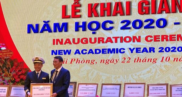 Tổng công ty Hàng hải Việt Nam (VIMC) trao tặng học bổng nhân dịp khai giảng năm học 2020-2021 của Trường Đại học Hàng hải Việt Nam