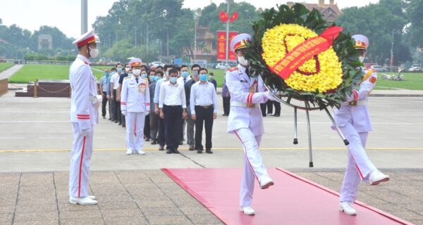 Đoàn đại biểu tham dự Đại hội thi đua yêu nước Tổng công ty Hàng hải Việt Nam giai đoạn 2020 – 2025 dâng hoa và vào Lăng viếng Bác