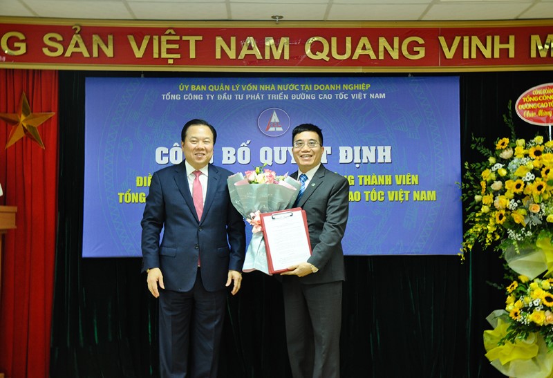 Đồng chí Nguyễn Hoàng Anh trao quyết định bổ nhiệm cho đồng chí Trương Việt Đông