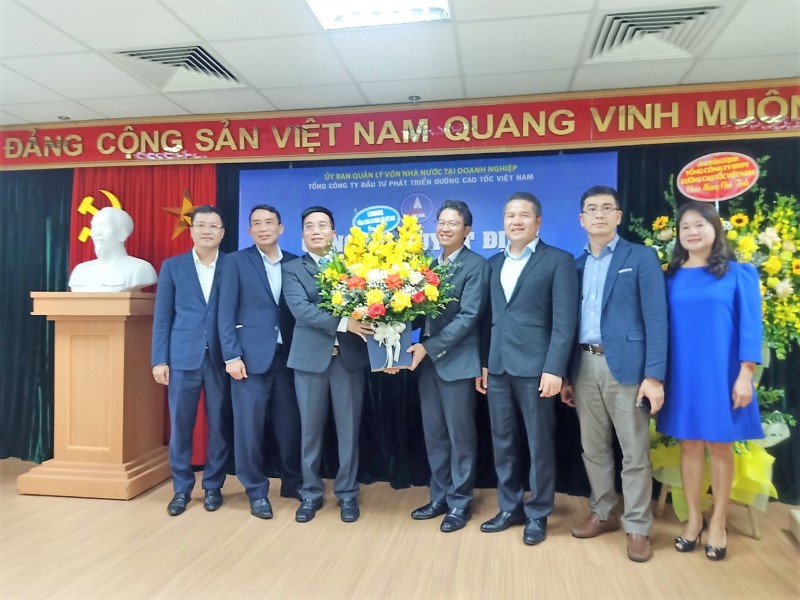 Lãnh đạo VIMC tặng hoa chúc mừng đồng chí Trương Việt Đông