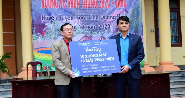 VIMC trao 10 thuyền máy cứu hộ cho các xã bị ảnh hưởng bởi lũ lụt tại huyện Tuyên Hóa – Quảng Bình