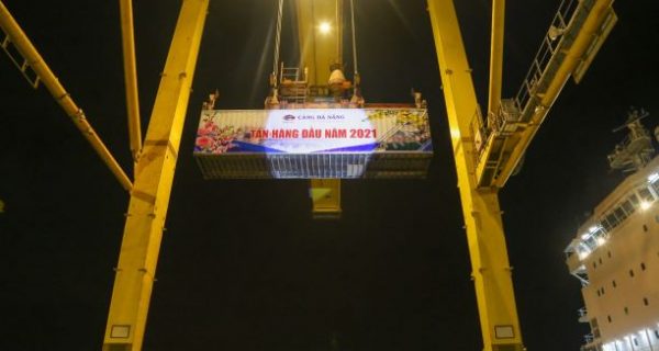 Cảng Đà Nẵng đón tấn hàng đầu năm 2021