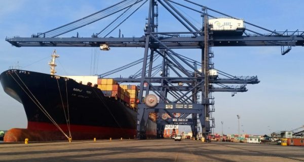 Hàng container qua cảng biển tăng 22% trong nửa năm 2021