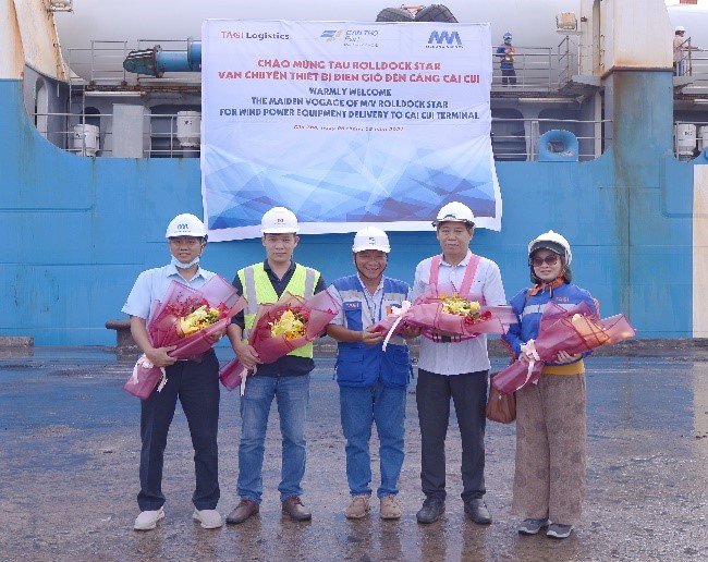 Ông Tạ Khả Duy, Phó Tổng Giám đốc Cảng Cần Thơ  tặng hoa chào mừng đại diện BEN LINE AGENCY, đại lý Mekong Agency và đơn vị vận tải TAGI Logistics.