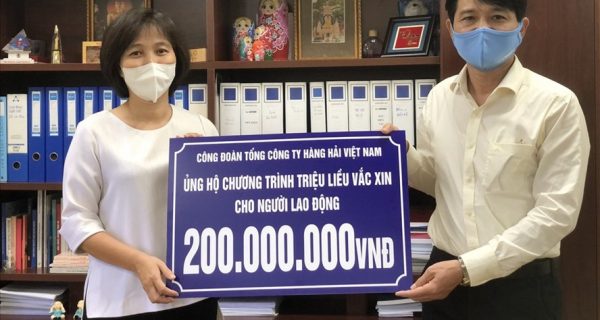 Trao 200 triệu đồng ủng hộ chương trình “Vaccine cho công nhân”