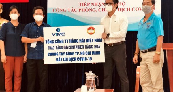 VIMC trao tặng 06 Container hàng hóa ủng hộ Ủy ban MTTQ Việt Nam TP.HCM phòng, chống dịch COVID-19