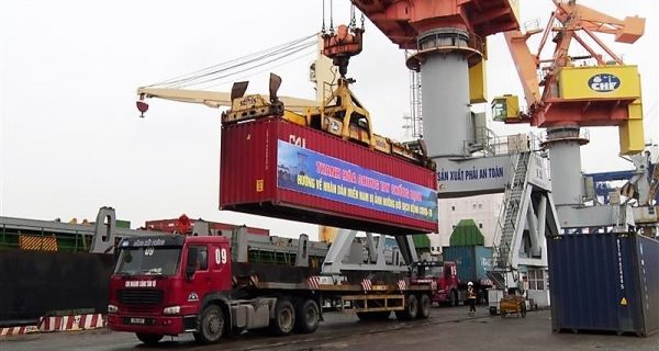 Cầu Hàng hải tiếp tục vận chuyển 22 container hàng hóa của Uỷ ban MTTQ tỉnh Thanh Hóa hỗ trợ các tỉnh phía Nam