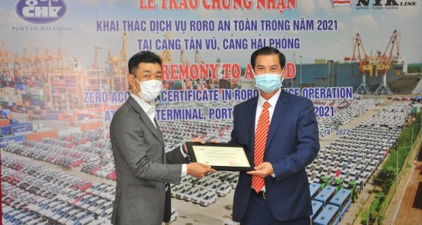 Hãng tàu NYK trao tặng chứng nhận “Khai thác dịch vụ RORO an toàn năm 2021″ cho Cảng Tân Vũ