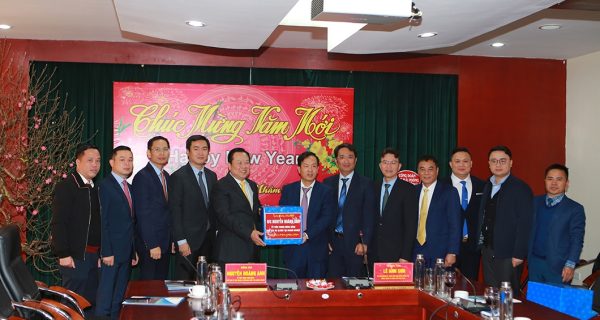 Chủ tịch Ủy ban Quản lý vốn Nhà nước tại Doanh nghiệp Nguyễn Hoàng Anh thăm, chúc tết Cán bộ công nhân viên Cảng Hải Phòng