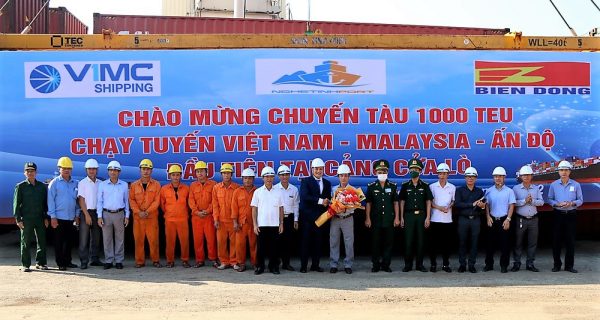 Cảng Nghệ Tĩnh đón chuyến tàu container quốc tế đầu tiên cập cảng