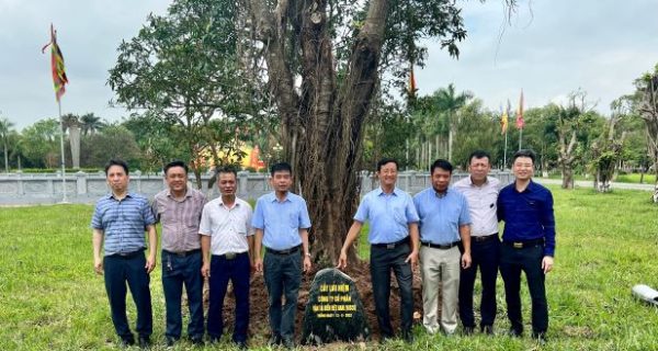 Công ty cổ phần Vận tải biển Việt Nam trồng cây lưu niệm tại Khu di tích Trạng Trình Nguyễn Bỉnh Khiêm