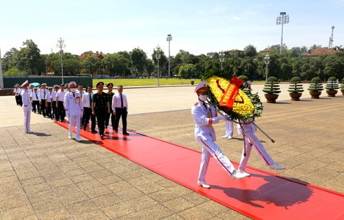 Đoàn đại biểu sỹ quan, thuyền viên Tổng công ty Hàng hải Việt Nam báo công dâng Bác