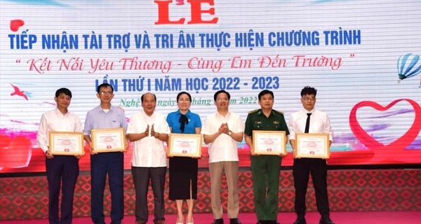Công đoàn Tổng Công ty Hàng hải Việt Nam giúp đỡ trẻ em khó khăn tỉnh Nghệ An
