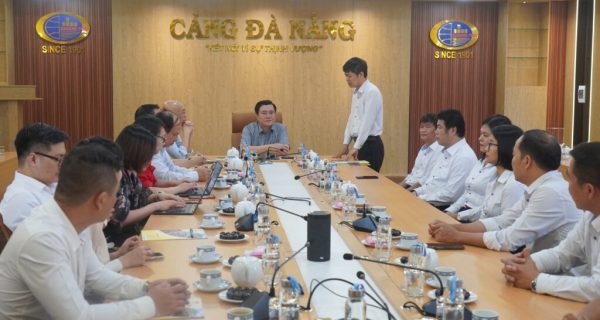 Thứ trưởng Bộ Công thương Nguyễn Sinh Nhật Tân cùng đoàn công tác thăm và làm việc tại Cảng Đà Nẵng