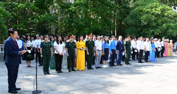 Đoàn đại biểu Tổng công ty Hàng hải Việt Nam báo công dâng Bác