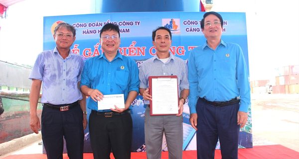 Gắn biển công trình chào mừng Đại hội VI Công đoàn Tổng công ty Hàng hải Việt Nam