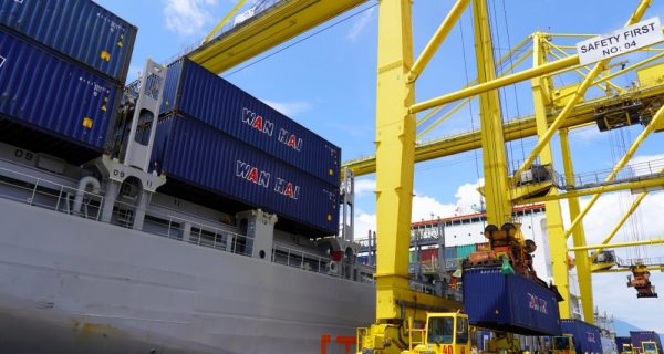 Cảng Đà Nẵng đón chuyến tàu container đầu tiên đưa hàng hóa đến thẳng bờ Tây Hoa Kỳ