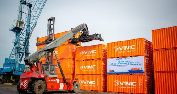 Hoa Phat group handed over the container batch to VIMC