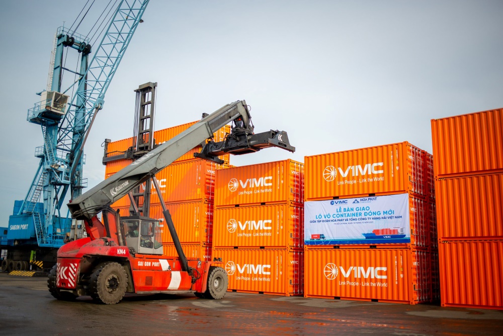 VIMC tiếp nhận lô vỏ container đóng mới đầu tiên từ Tập đoàn Hòa Phát -  Tổng công ty Hàng hải Việt Nam-VIMC