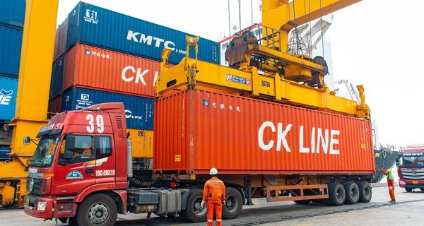 Chính thức điều chỉnh giá dịch vụ bốc dỡ container cảng biển