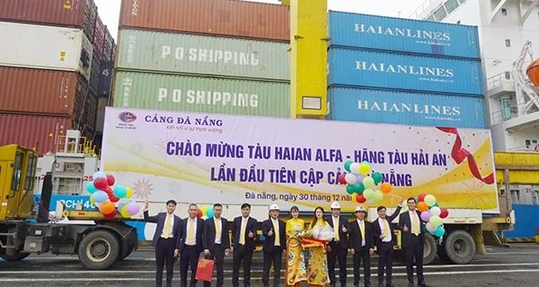 Tàu vận tải container lớn nhất Việt Nam lần đầu cập Cảng Đà Nẵng