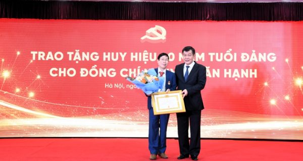 Trao Huy hiệu 40 năm tuổi Đảng tặng đồng chí Nguyễn Văn Hạnh, nguyên Phó Tổng giám đốc VIMC