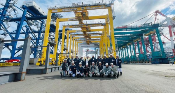 Đoàn công tác của Cảng Đà Nẵng kiểm tra cẩu ERTG sản xuất tại Nhà máy Mitsui Paceco (Oita- Nhật Bản)