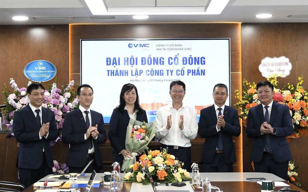 Chủ tịch HĐQT VIMC – Lê Anh Sơn tặng hoa và chúc mừng 5 đồng chí được bầu vào Hội đồng quản trị VIMC Lines nhiệm kỳ 2024 -2029
