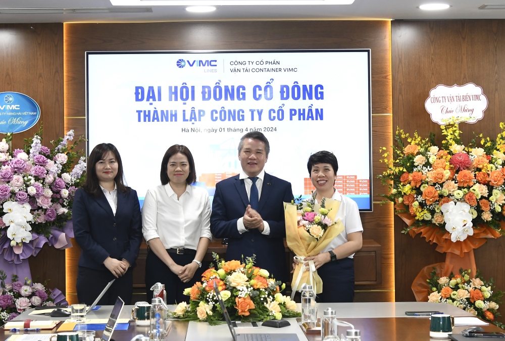 Tổng giám đốc VIMC – Nguyễn Cảnh Tĩnh tặng hoa và chúc mừng 3 đồng chí được bầu vào Ban Kiểm soát VIMC Lines nhiệm kỳ 2024 -2029