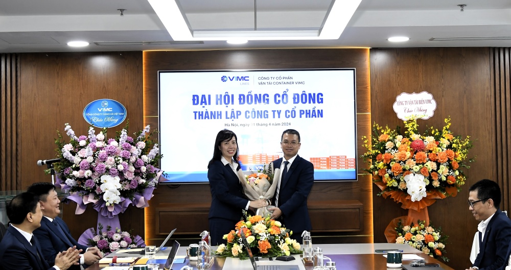 Tân chủ tịch HĐQT VIMC Lines Nguyễn Ngọc Ánh tặng hoa, chúc mừng bà Đỗ Thị Ngọc Trang được bổ nhiệm làm Tổng giám đốc