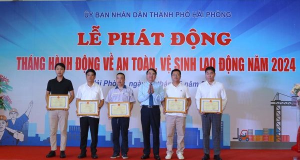 Cảng Hải Phòng nhận Bằng khen của UBND thành phố về thành tích trong phong trào ATVSLĐ năm 2023