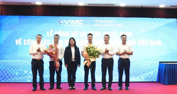 VIMC công bố và trao các quyết định về công tác cán bộ