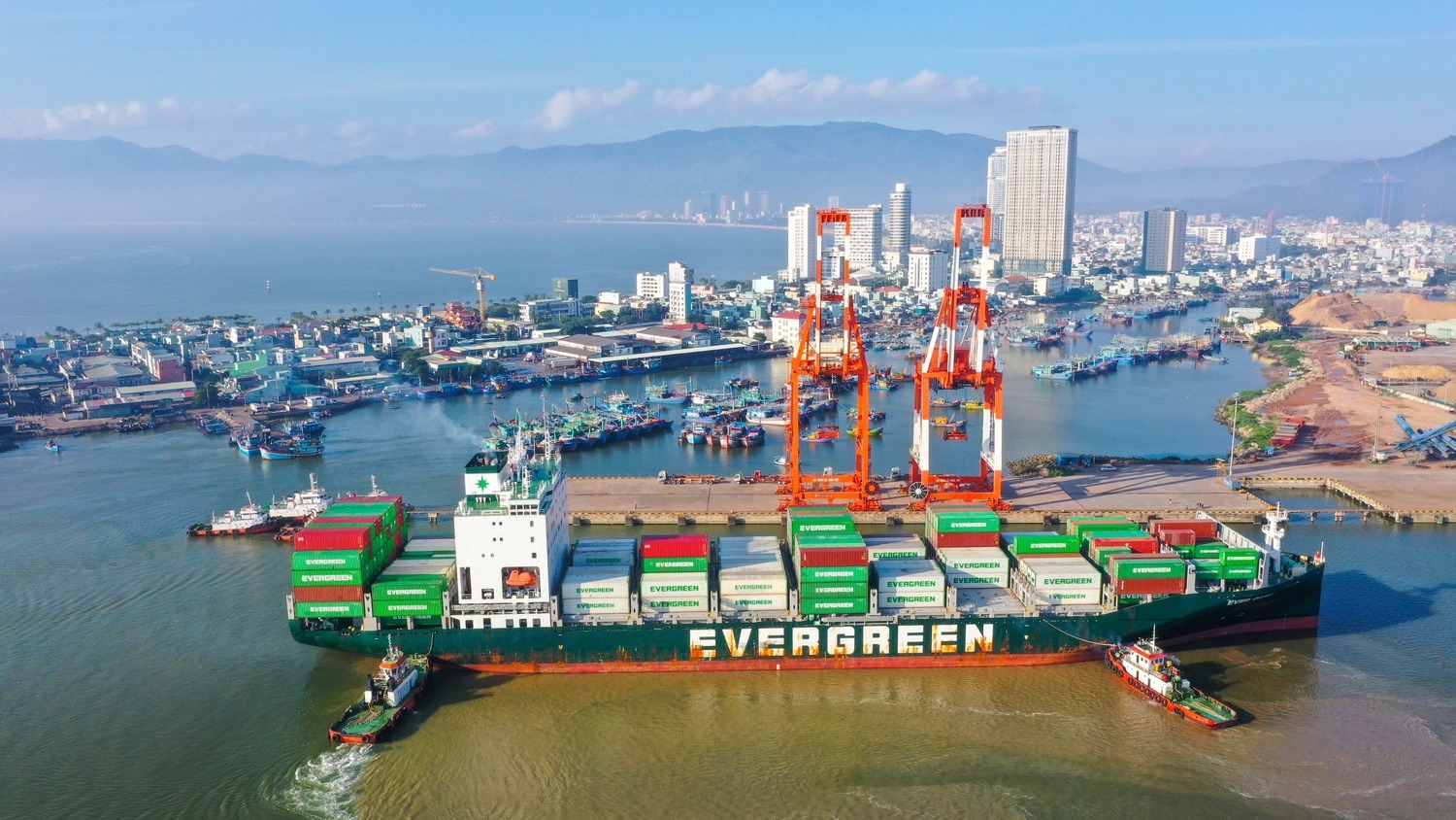 Giá dịch vụ bốc dỡ container phân chia theo từng khu vực