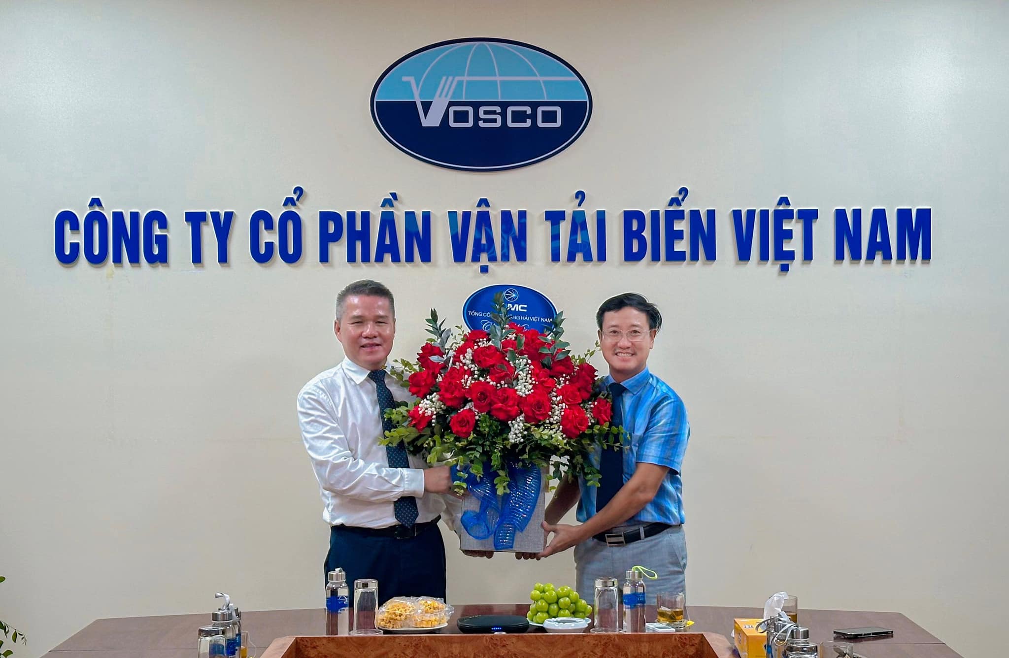 Tổng giám đốc Nguyễn Cảnh Tĩnh tặng hoa, chúc mừng tân Tổng giám đốc Vosco – Nguyễn Quang Minh