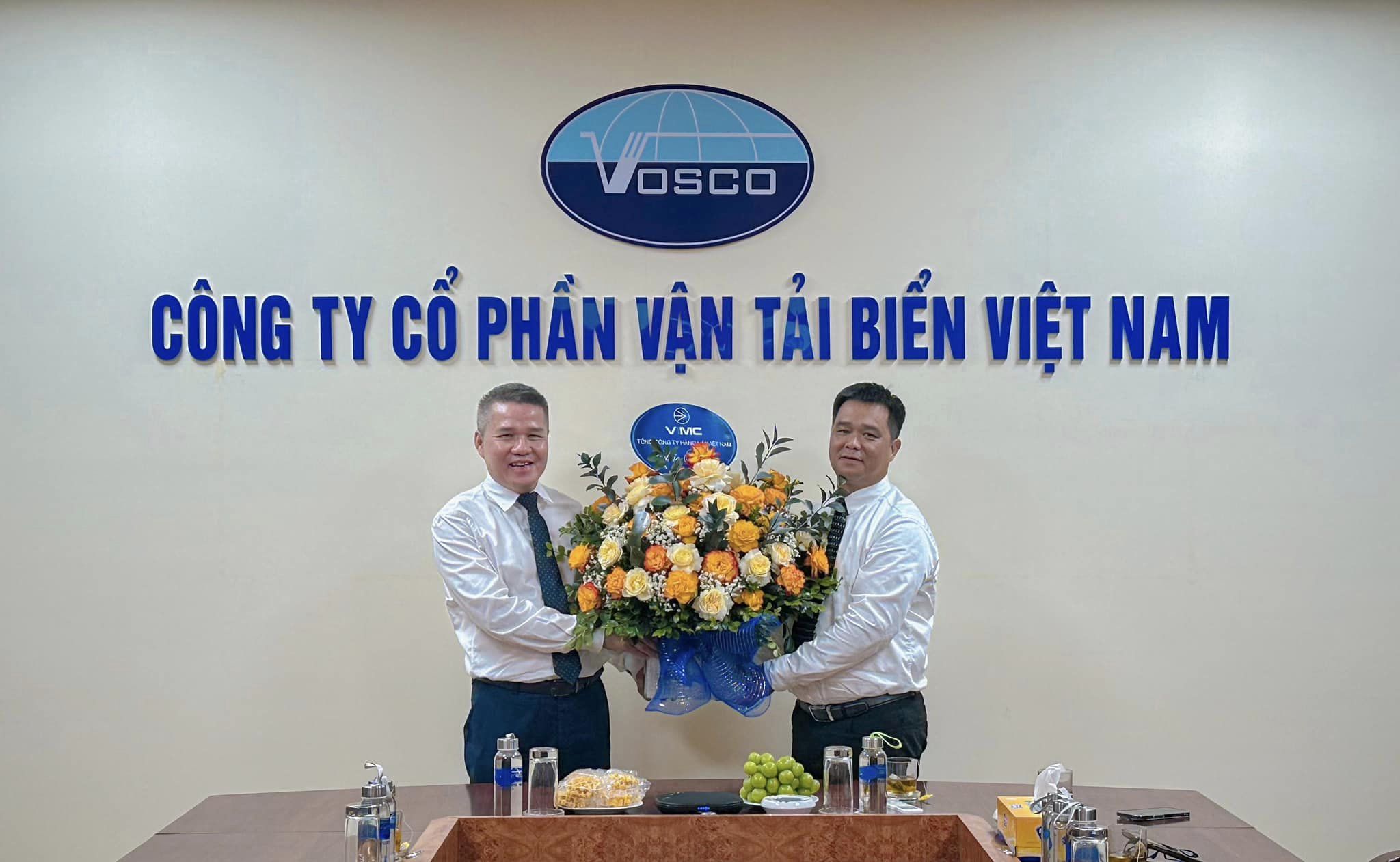 Tổng giám đốc Nguyễn Cảnh Tĩnh tặng hoa, chúc mừng tân Chủ tịch Hội đồng quản trị Vosco – Hoàng Long
