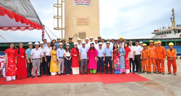 Cảng Nghệ Tĩnh gắn biển công trình tiêu biểu chào mừng Đại hội Đảng bộ và hiện đại hóa hạ tầng cảng biển