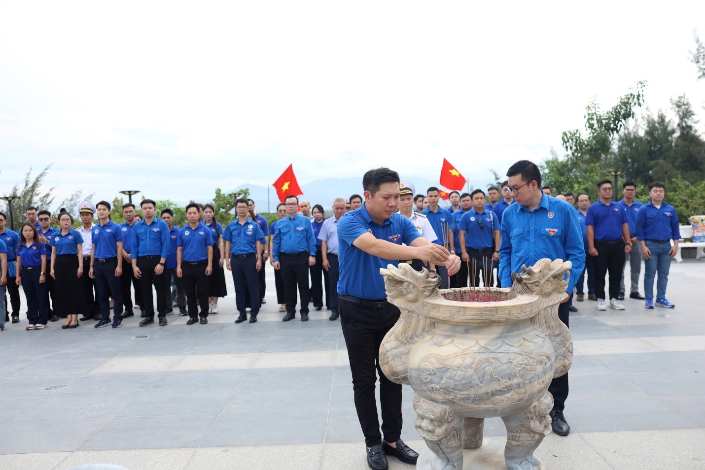 THẾ HỆ TRẺ TƯỞNG NHỚ CHIẾN SỸ GẠC MA