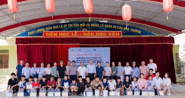 Chung tay lan tỏa yêu thương đến với học sinh vùng lũ Trà Lân